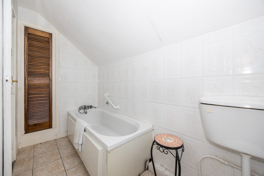 Iona, Suncroft Avenue, Strand Road, Portmarnock, Co. Dublin Iona, Suncroft Avenue, Strand Road, Portmarnock, Co. Dublin